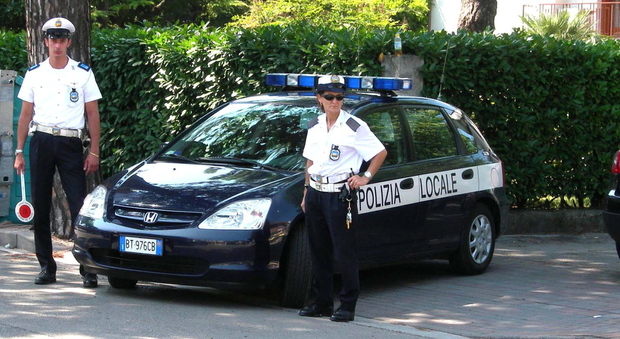 TREVISO. CHIEDONO CON INSISTENZA DENARO AI PASSANTI, FERMATI E SANZIONATI DUE GIOVANI.